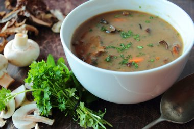 Otlar ile mantar çorba