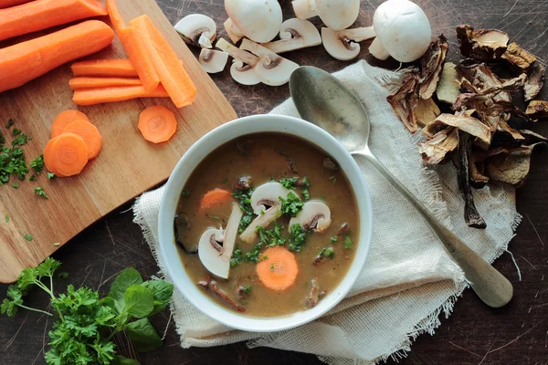 Sıcak ve lezzetli mantar çorbası