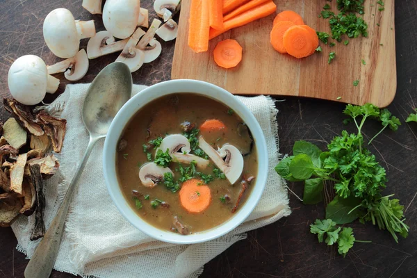 Sıcak mantar çorbası ile kase