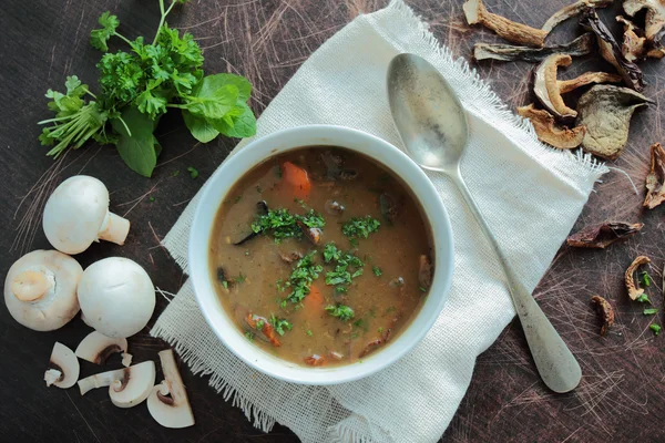 Sıcak mantar çorbası ile kase