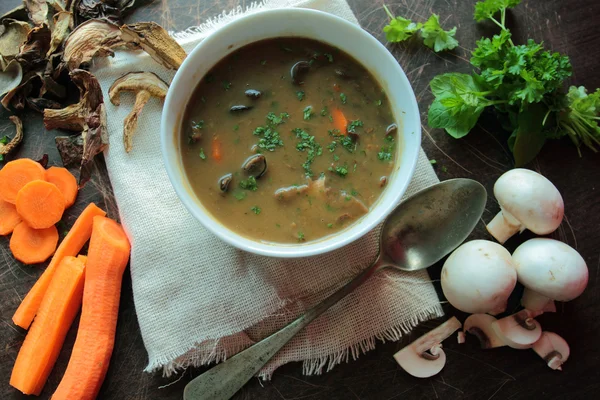 Otlar ile mantar çorba