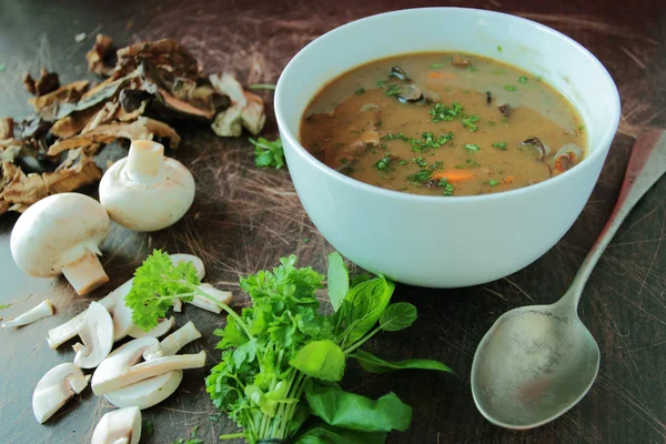 Otlar ile mantar çorba