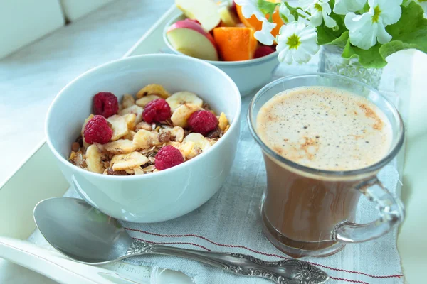 A reggeli gabonafélék, gyümölcsök és forró kávét a tál — Stock Fotó