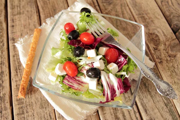 Salade de légumes sur table en bois — Photo