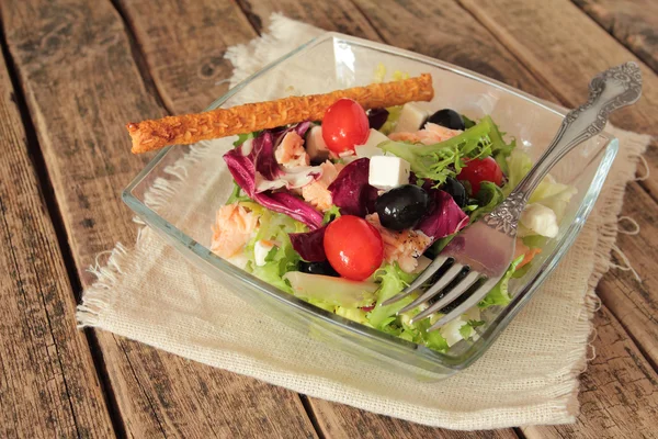 Salade de légumes sur table en bois — Photo