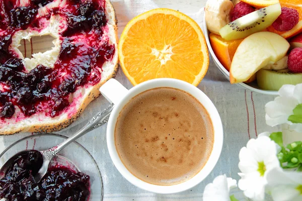 Vassoio con colazione. Caffè, pane con marmellata, cereali e frutta — Foto Stock