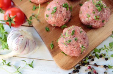 Otlar ile çiğ köfte