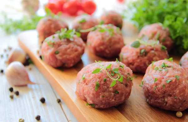 Albóndigas con carne cruda —  Fotos de Stock