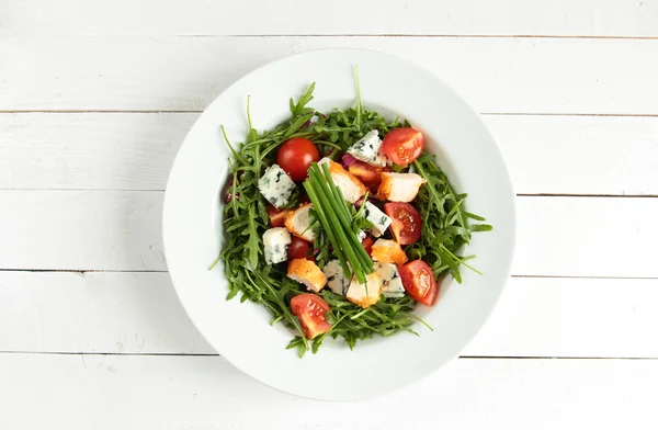 Salada vegetal fresca em uma chapa branca — Fotografia de Stock