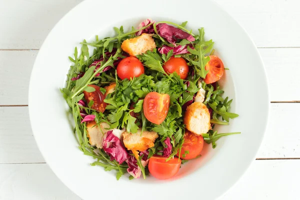 Beyaz bir tabak taze sebze salatası — Stok fotoğraf