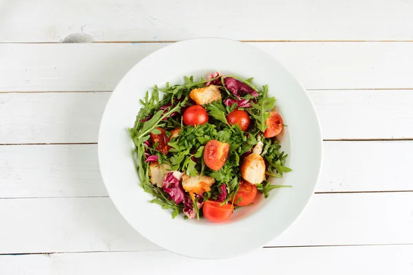 白い皿に新鮮な野菜のサラダ — ストック写真