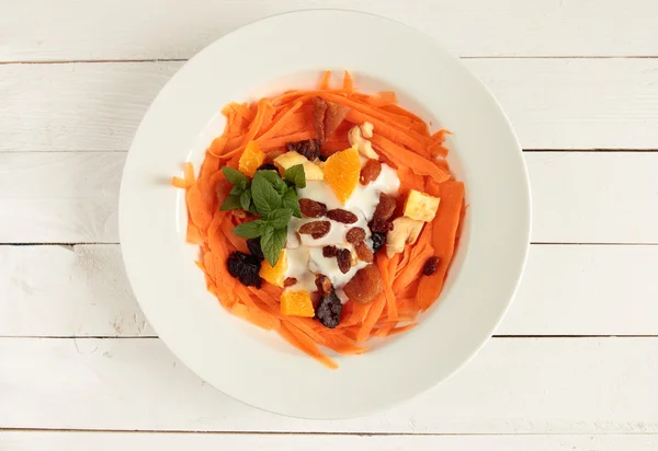Морковный салат на белой тарелке — стоковое фото