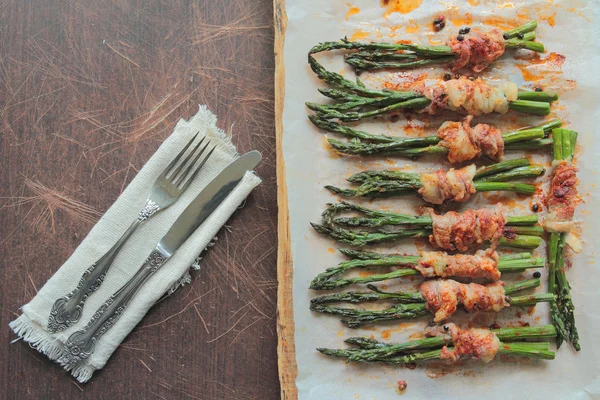 Asparagi verdi avvolti nella pancetta — Foto Stock