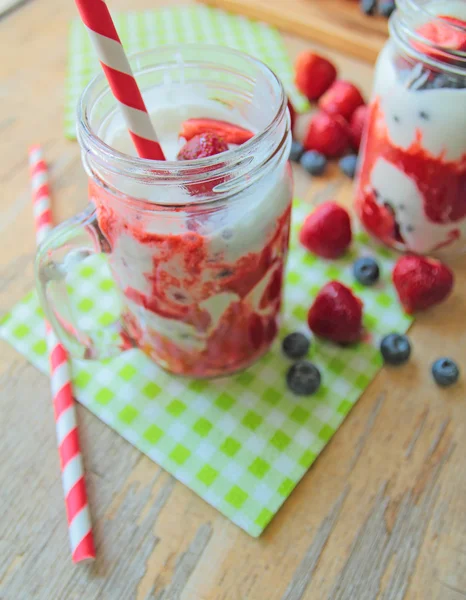 Verre avec milkshake aux fraises — Photo