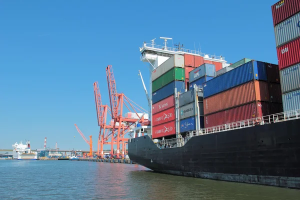 Завантажений корабель з контейнерами пристані порт — стокове фото