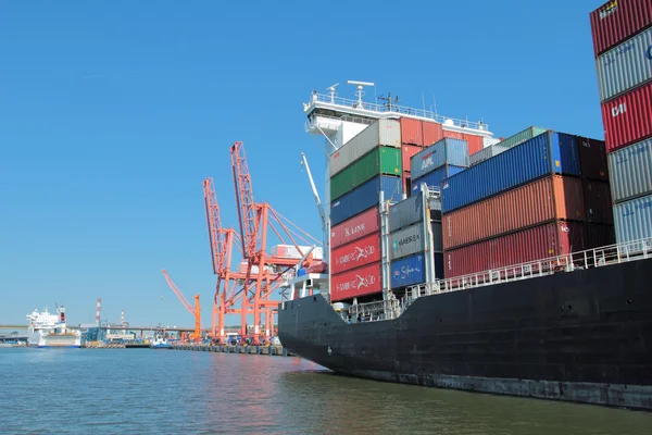 Navio carregado com contentores no cais do porto — Fotografia de Stock