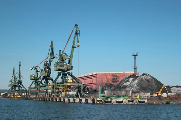 Cranes loading coal on port pier — Stock Photo, Image