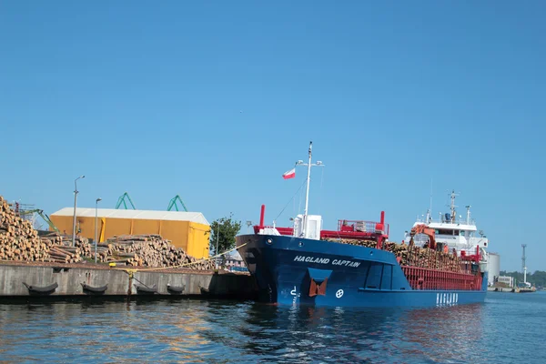 Loading wooden logs on the ship in port of Gdynia, Poland — Stock Photo, Image