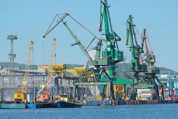 Grúas de trabajo en el puerto de Gdynia, Polonia — Foto de Stock