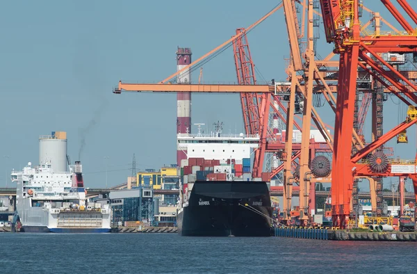 Canal en puerto de Gdynia con buque portacontenedores en muelle — Foto de Stock