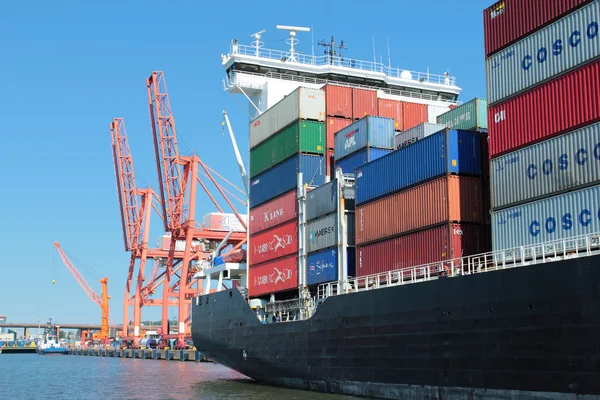 Buque en terminal de contenedores cargado por grúas — Foto de Stock