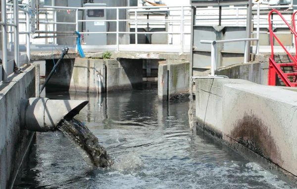 Abwasser fließt aus Leitung — Stockfoto