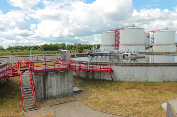 Moderna estação de tratamento de águas residuais urbanas — Fotografia de Stock