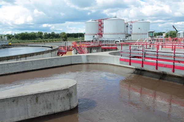 Planta de tratamiento de aguas residuales urbanas modernas —  Fotos de Stock