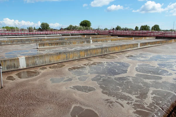 Бассейны с сточными водами на очистных сооружениях — стоковое фото