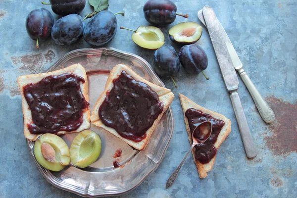 Dulce mermelada de ciruela en el pan —  Fotos de Stock