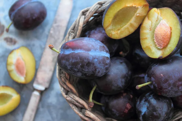 Fresh plums in wooden wicker — Stock Photo, Image