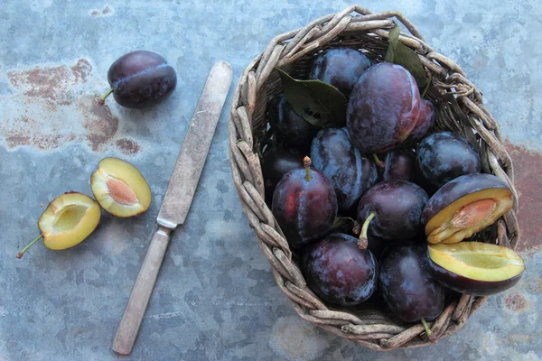 Fresh plums in wooden wicker — Stock Photo, Image