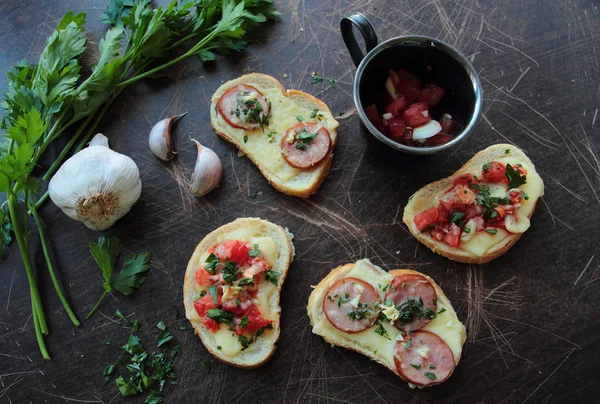 Bruschettas con queso, tomate y hierbas —  Fotos de Stock