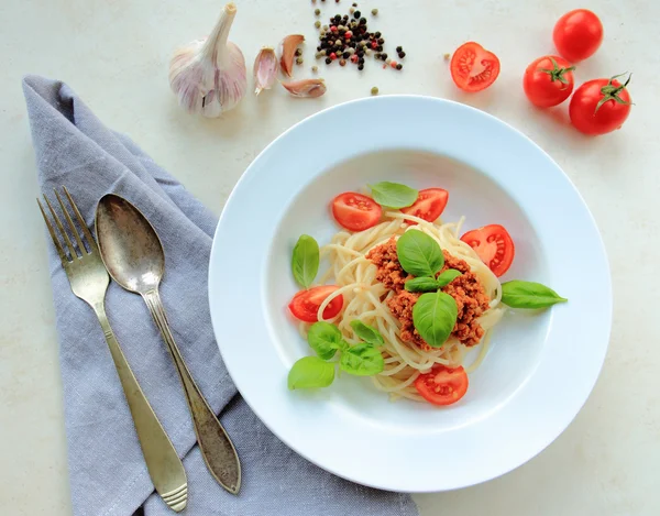 Spaghettis à la viande et sauce bolognaise wint tomates fraîches et feuilles de basilic — Photo