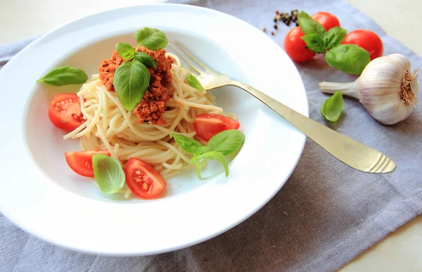 Паста-спагетти на белой тарелке — стоковое фото