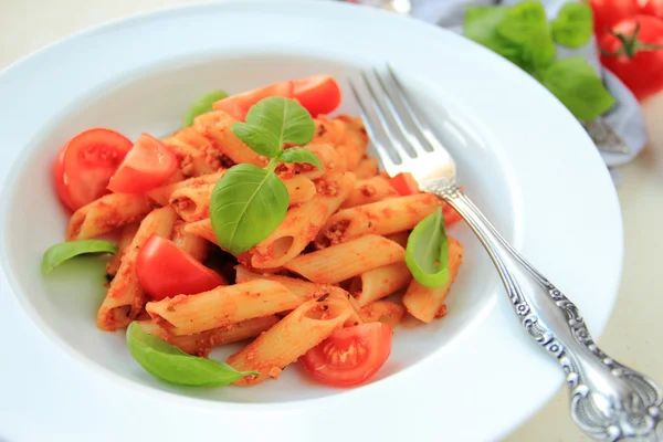 Белая тарелка с макаронами в томатном соусе — стоковое фото