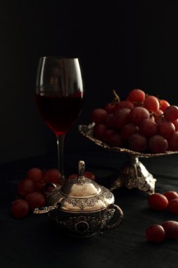 Kırmızı şarap ve üzüm.