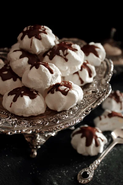 Bolinhos de merengue em uma bandeja de prata — Fotografia de Stock