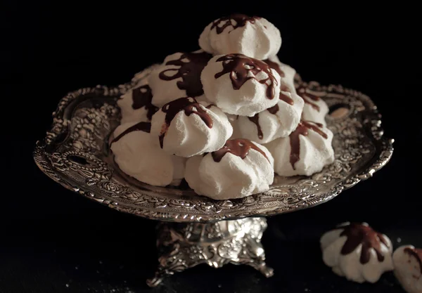 Άσπρη μαρέγκα μπισκότα με σοκολάτα — Φωτογραφία Αρχείου