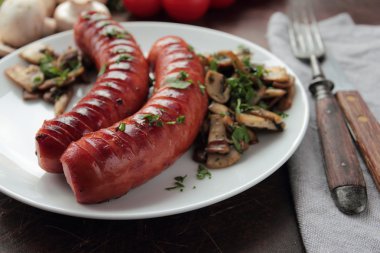 Mantarlı ızgara sosis.