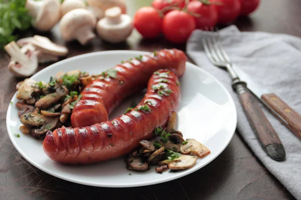 Salsicce alla griglia con funghi e prezzemolo — Foto Stock