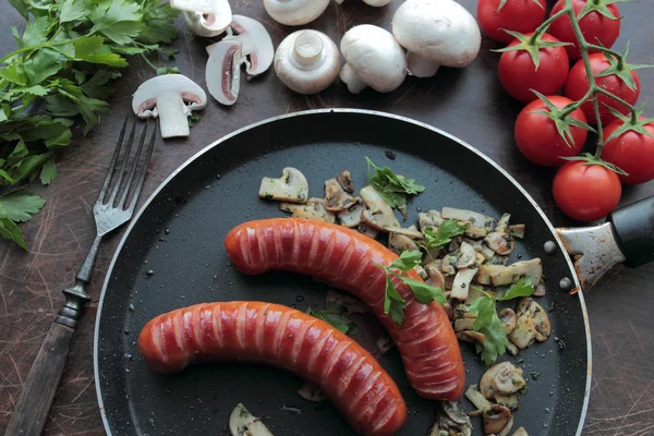 Salsichas grelhadas quentes saborosas com cogumelos — Fotografia de Stock