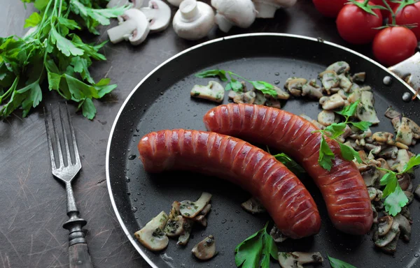 버섯과 맛 있는 뜨거운 구운된 소시지 — 스톡 사진