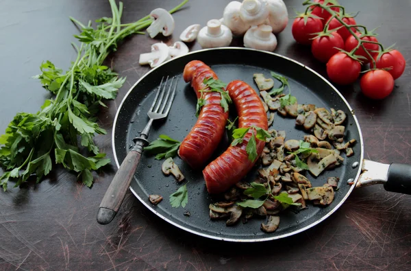 Sartén con salchichas a la plancha — Foto de Stock