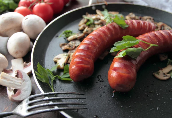 Salsicce alla griglia con funghi — Foto Stock