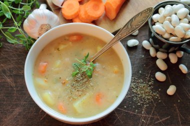 Beyaz fasulye çorbası ile kase