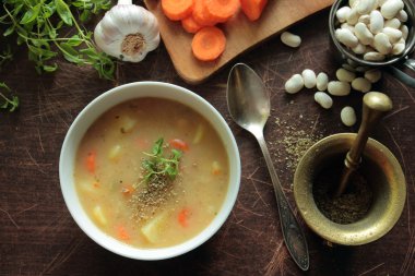 Sıcak fasulye çorbası ile kase