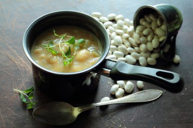 Küçük bir tencerede fasulye çorbası