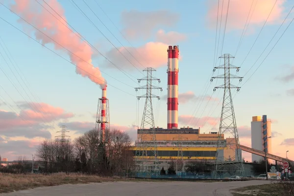 Chimeneas altas en la central eléctrica, ciudad de Gdynia, Polonia —  Fotos de Stock