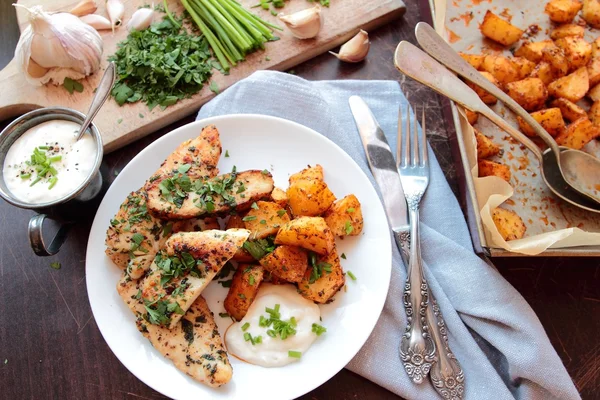 Plate with roasted chicken and fried potatoes — Stock Photo, Image